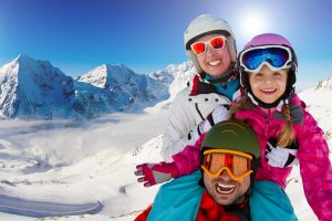 Une famille en vacances au ski