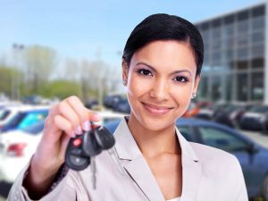 Femme présentant ses clés de voiture