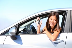 Femme au volant d'une voiture