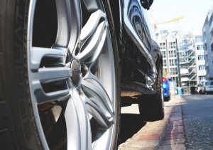 voiture-roue-stationnement