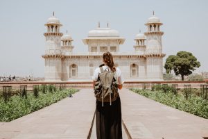 Fille qui visite un monument oriental