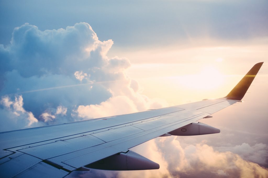 Aile d'avion devant nuage