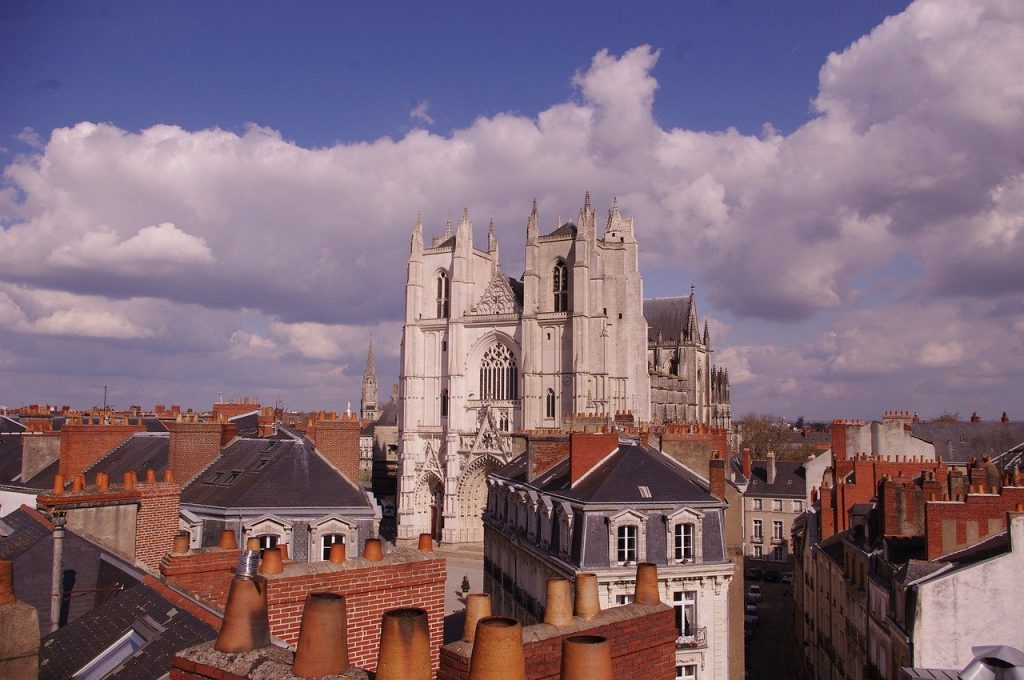 vue sur les toits et la cathédrale de Nantes